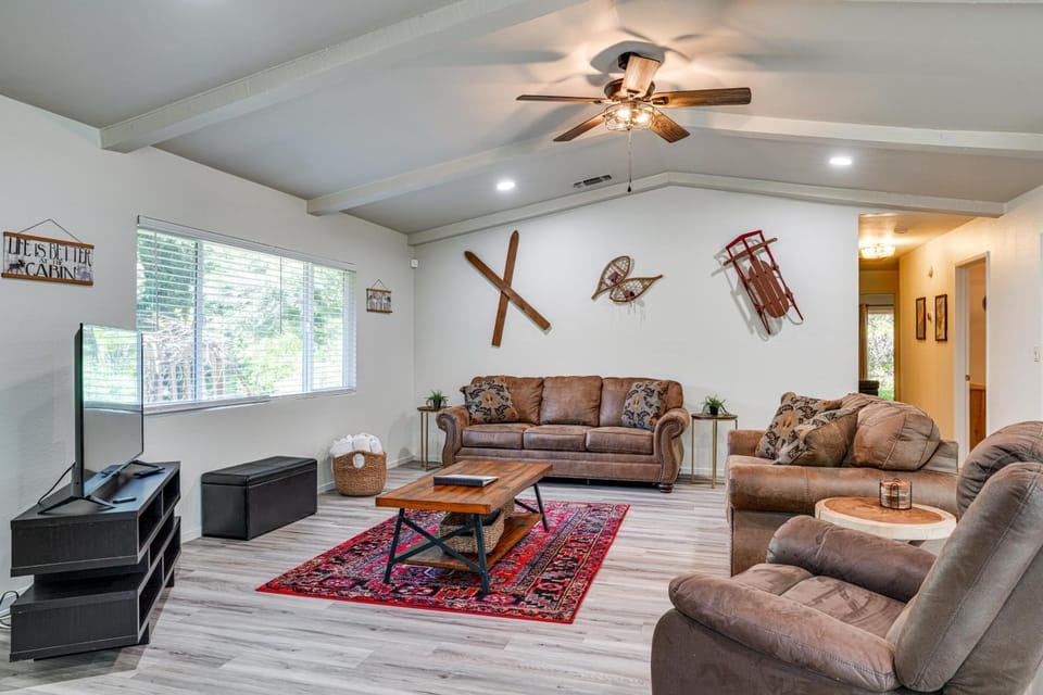 Furnished Deck and Fire Pit Sherwood Forest Cabin Cabin in Twain Harte