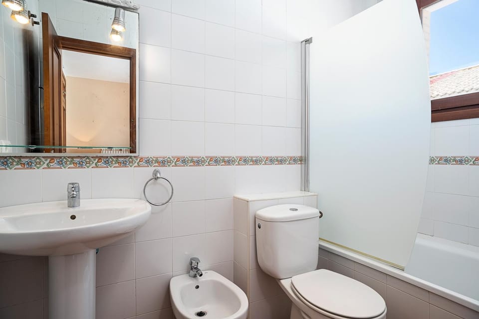 Bathroom, Bath, bidet, towels
