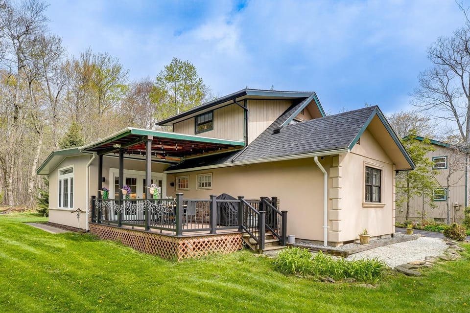 Poconos Cottage w/ Sauna ~ 10 Mi to Camelback! House in Coolbaugh Township