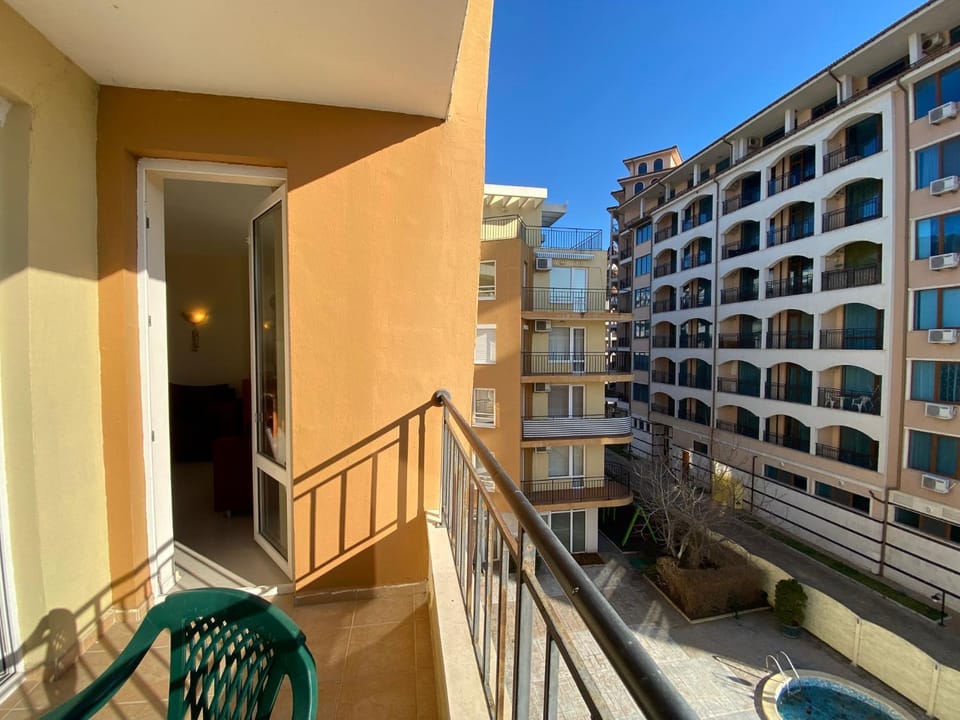Balcony/Terrace, Street view