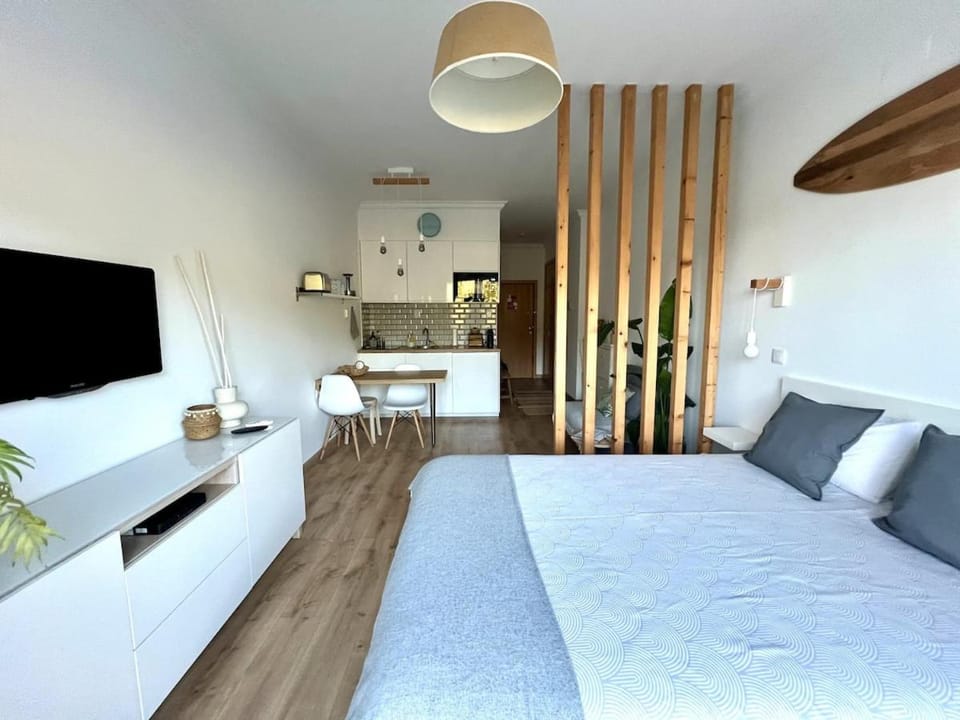 Bed, TV and multimedia, Kitchen or kitchenette, Photo of the whole room, Seating area, Dining area, Bedroom