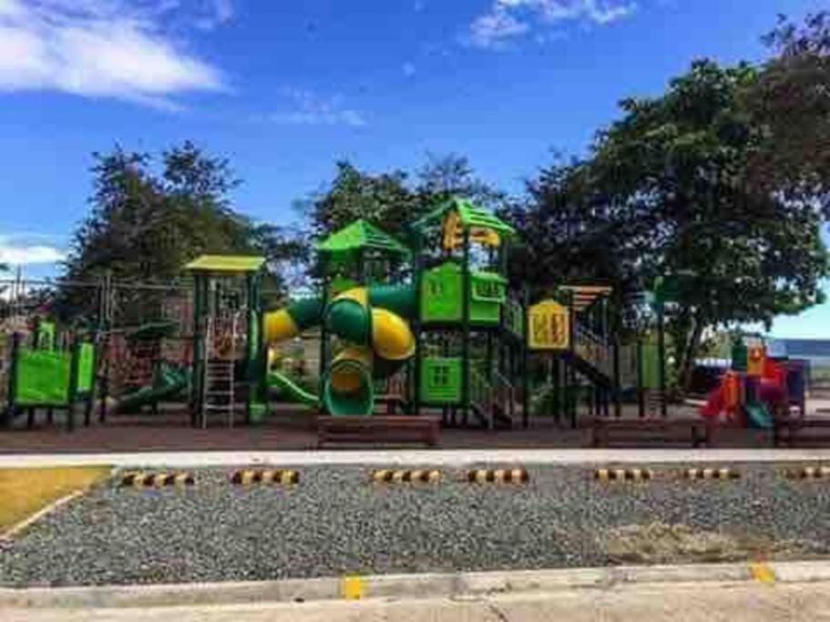 Spacious Condo w/ pool, FREE HIGHSPEED wifi and near Mactan Airport Apartment in Lapu-Lapu City