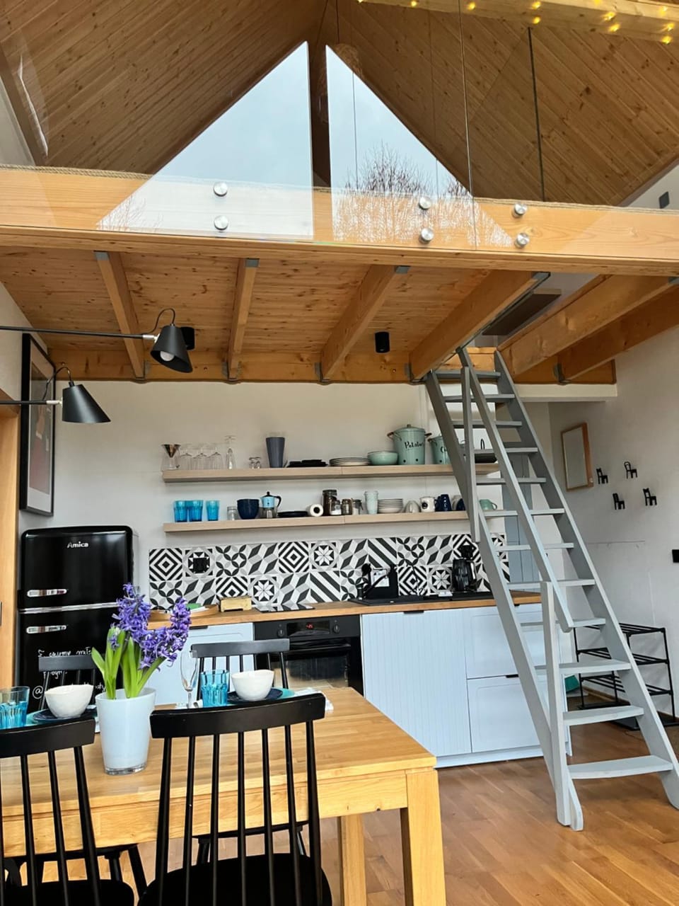 Kitchen or kitchenette, Dining area
