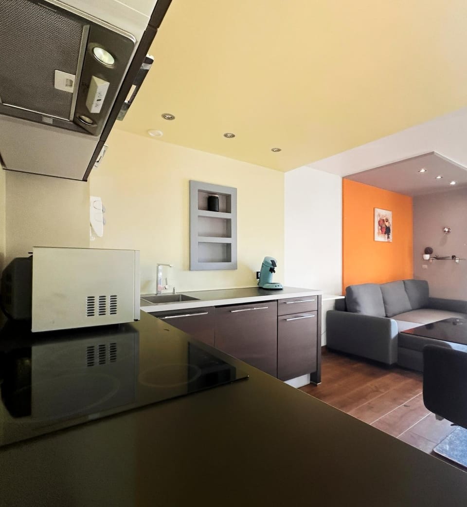 Coffee/tea facilities, Kitchen or kitchenette, Living room, Dining area, microwave, stove