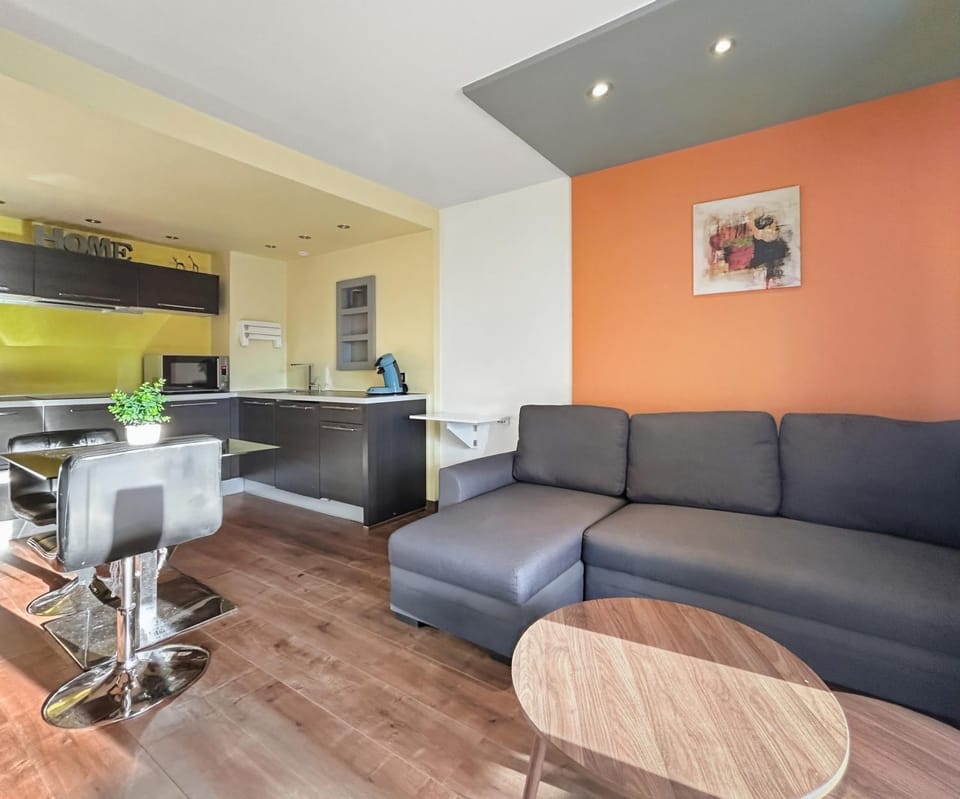 Kitchen or kitchenette, Living room, Seating area, Dining area