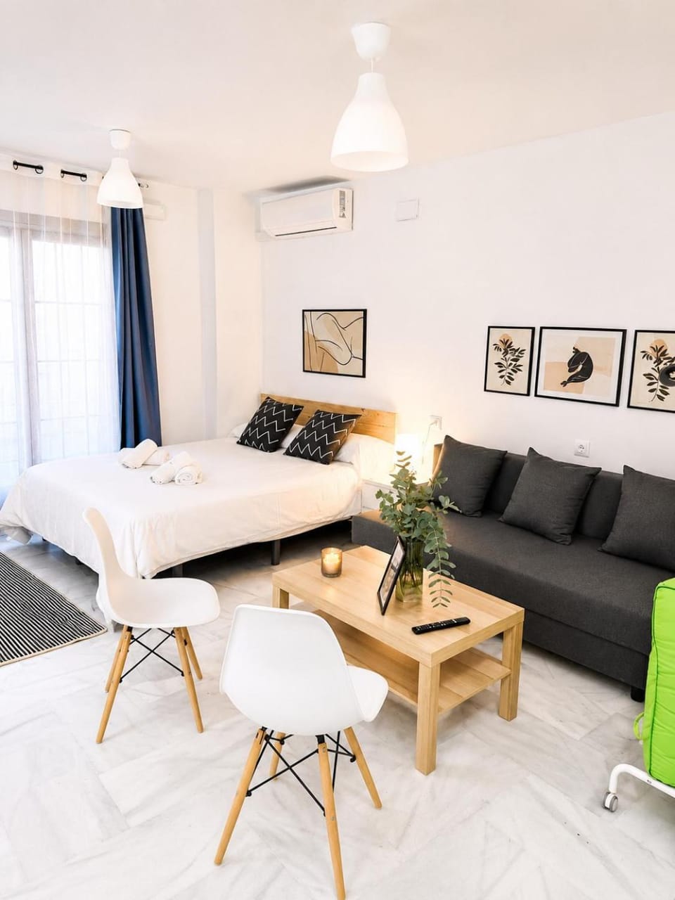 Bed, TV and multimedia, Living room, Photo of the whole room, Seating area, Bedroom, air conditioner