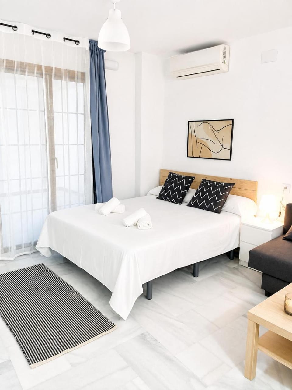 Bed, Living room, Photo of the whole room, Seating area, Bedroom, air conditioner