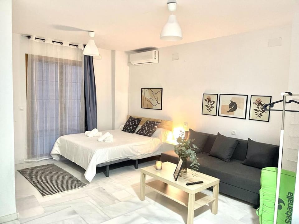 Bed, Living room, Photo of the whole room, Seating area, Bedroom, air conditioner