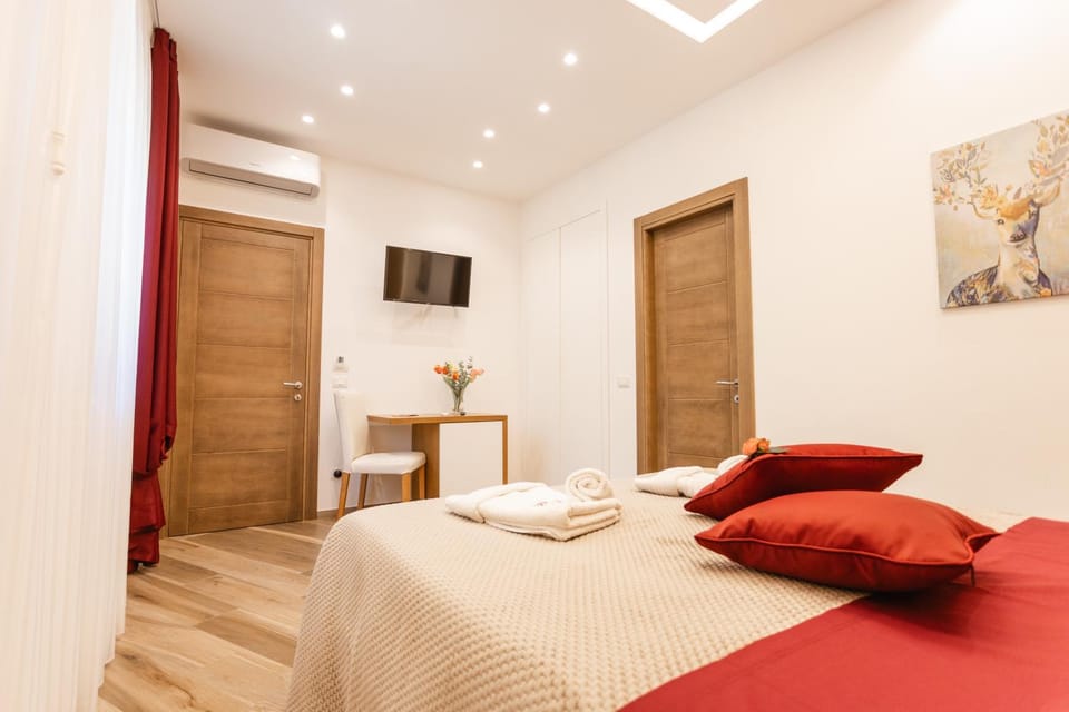 Bed, TV and multimedia, Bedroom, locker, minibar, towels, wardrobe