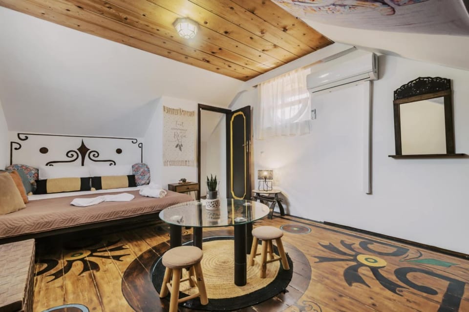 Bed, Photo of the whole room, Bedroom, air conditioner