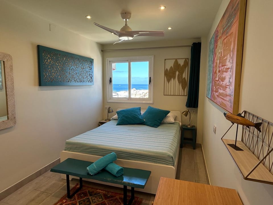 Photo of the whole room, Bedroom