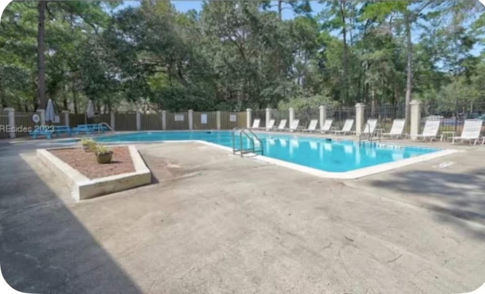 HHI Pet Friendly 2BDR Pool free parking & tennis House in Hilton Head Island