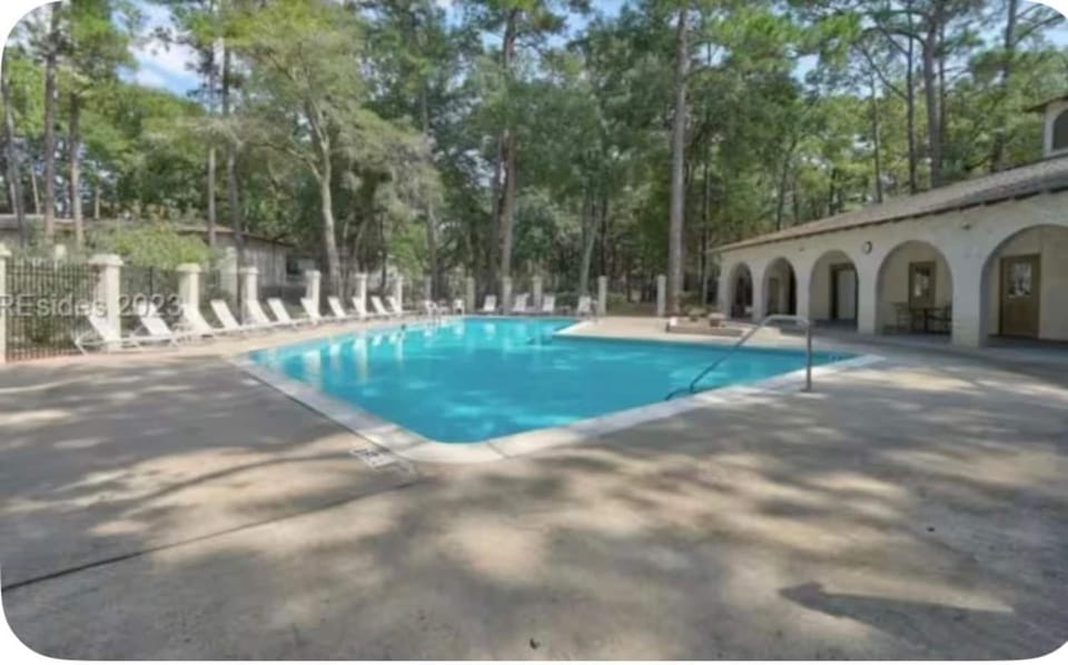 HHI Pet Friendly 2BDR Pool free parking & tennis House in Hilton Head Island