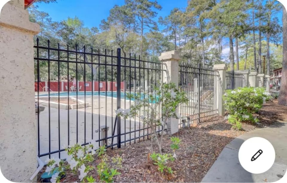 HHI Pet Friendly 2BDR Pool free parking & tennis House in Hilton Head Island