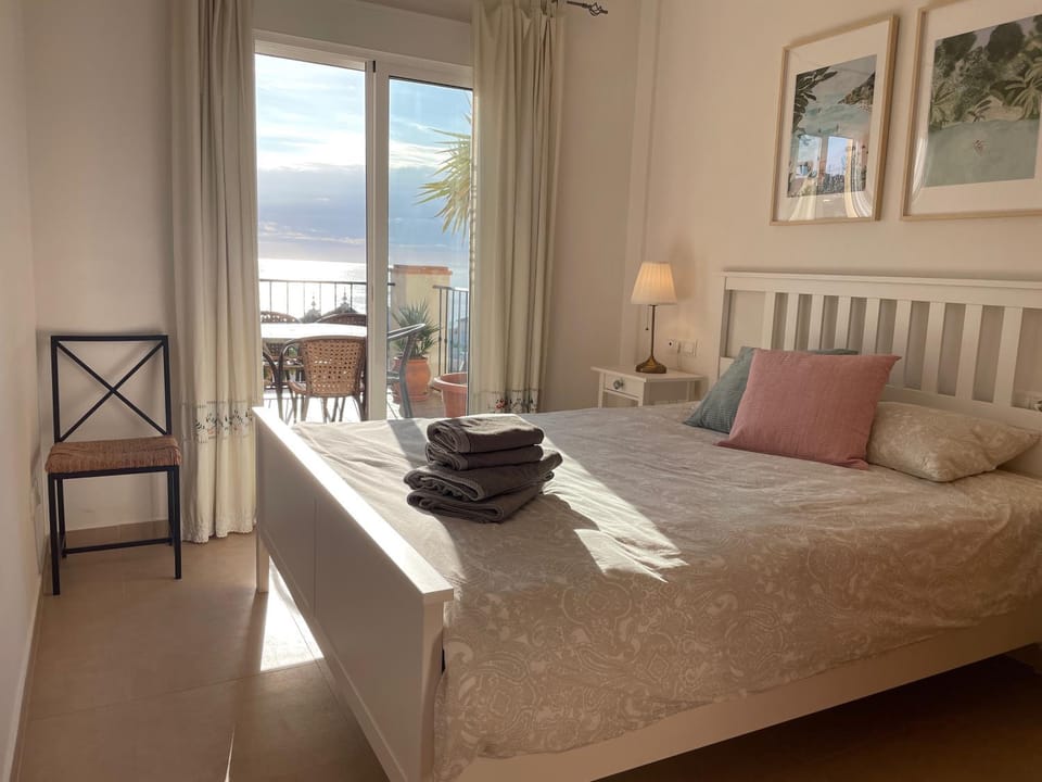 Playa Burriana, Stor terass, havsutsikt, pool Apartment in Nerja