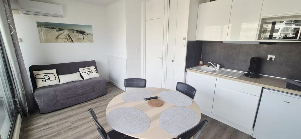 Communal lounge/ TV room, Bed, Living room, Seating area