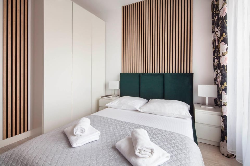 Bed, Bedroom, towels