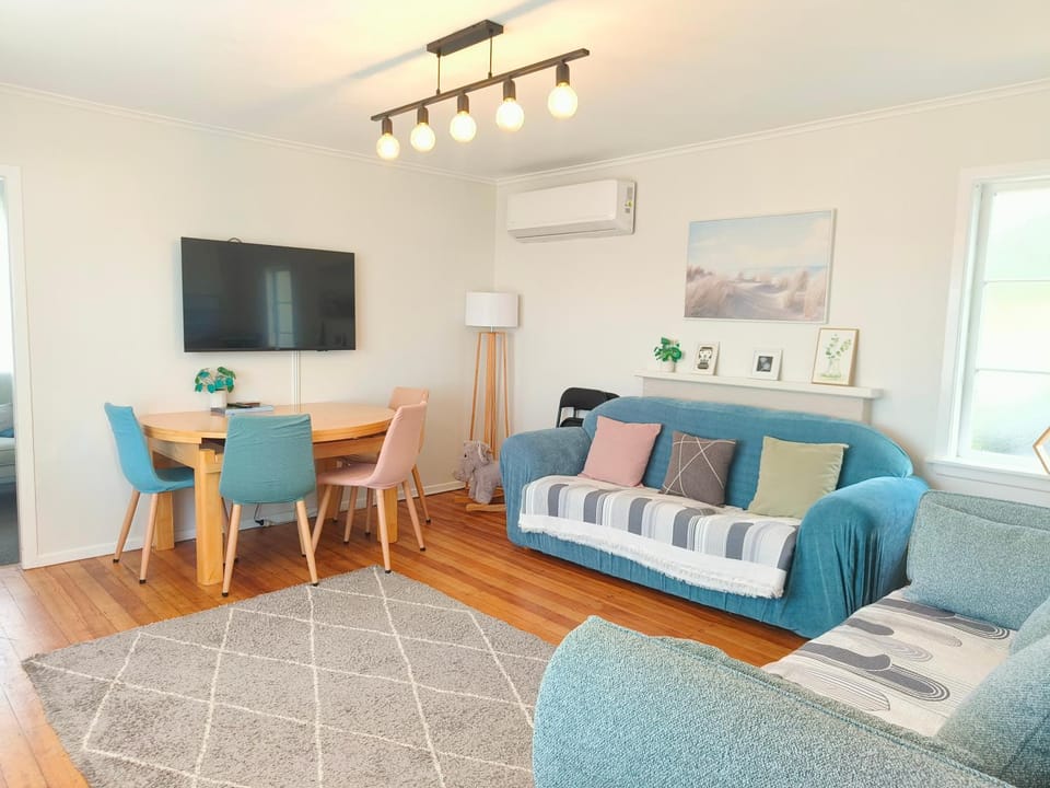 TV and multimedia, Living room, Seating area, Dining area, air conditioner