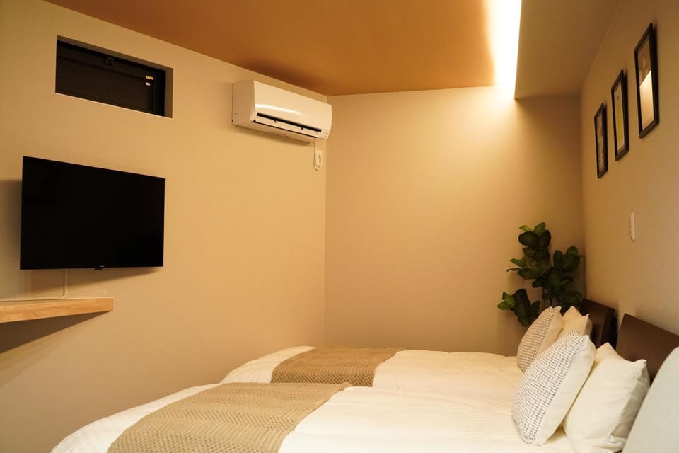 Bed, TV and multimedia, Photo of the whole room, Bedroom