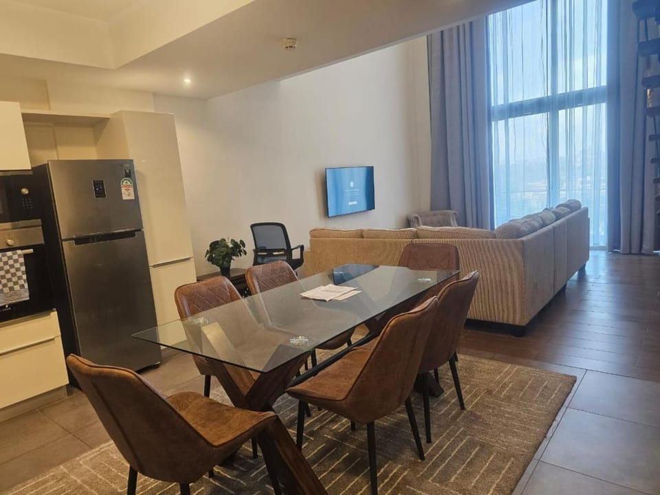 TV and multimedia, Kitchen or kitchenette, Living room, Photo of the whole room, Seating area, Dining area, minibar, oven