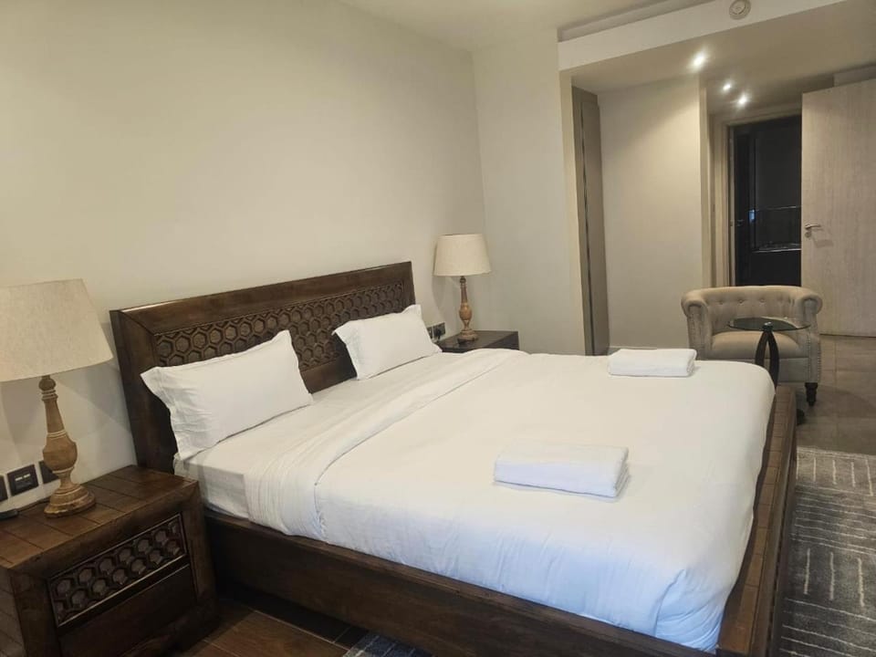 Bed, Photo of the whole room, Seating area, Bedroom