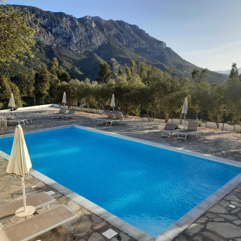 Day, Natural landscape, Mountain view, Pool view, Swimming pool, sunbed