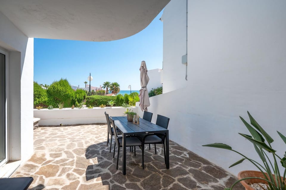 Property building, Balcony/Terrace, Living room