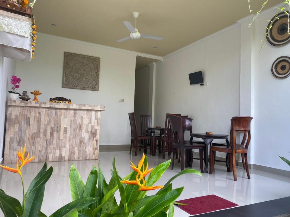 Living room, Seating area, Dining area, fireplace
