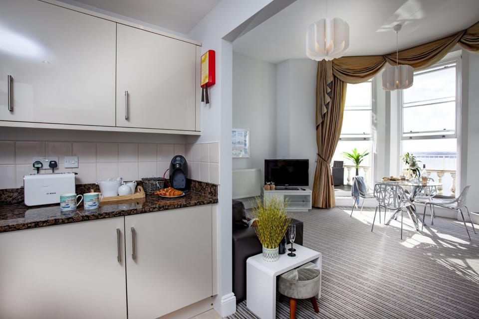 TV and multimedia, Coffee/tea facilities, Kitchen or kitchenette, Living room, Seating area, stove