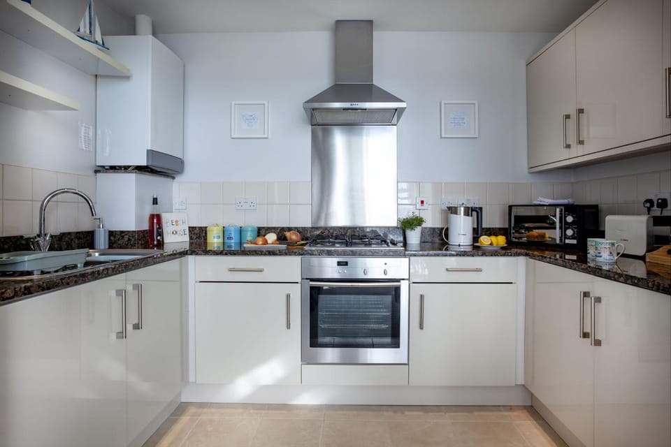 Coffee/tea facilities, Kitchen or kitchenette, microwave, oven, stove, toaster