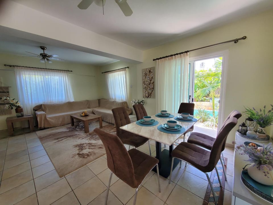 Living room, Dining area