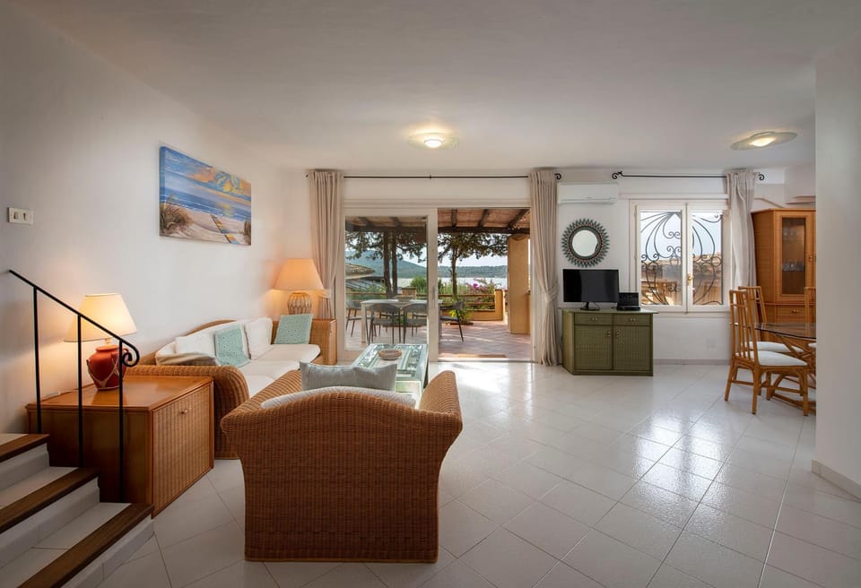 TV and multimedia, Living room, Lounge or bar, Seating area, Lake view, Sea view