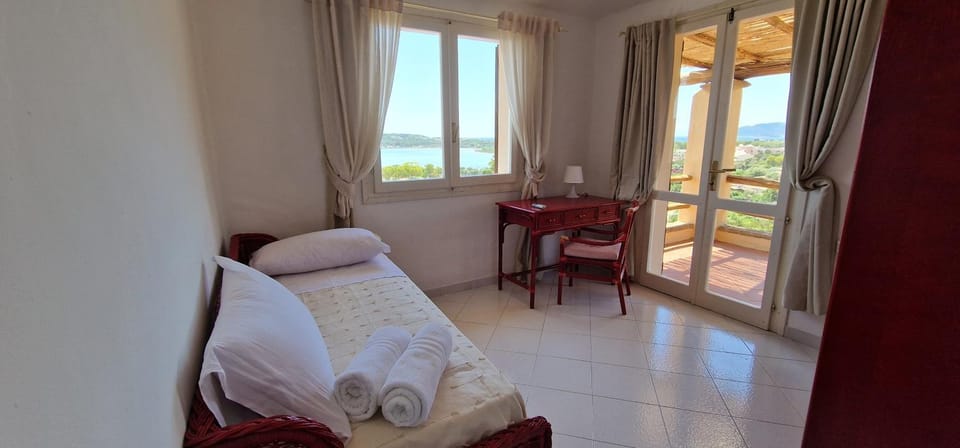 Bed, Natural landscape, View (from property/room), Balcony/Terrace, Photo of the whole room, Bedroom, Lake view, Mountain view, Sea view, towels