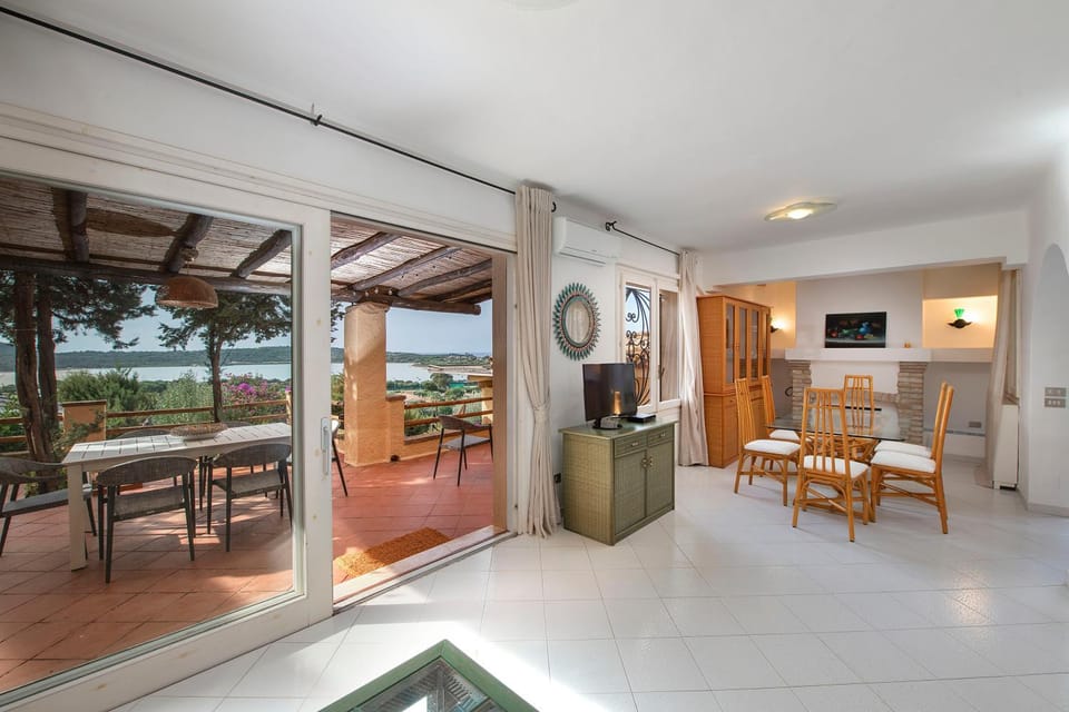 TV and multimedia, Balcony/Terrace, Lounge or bar, Dining area, Lake view, Sea view