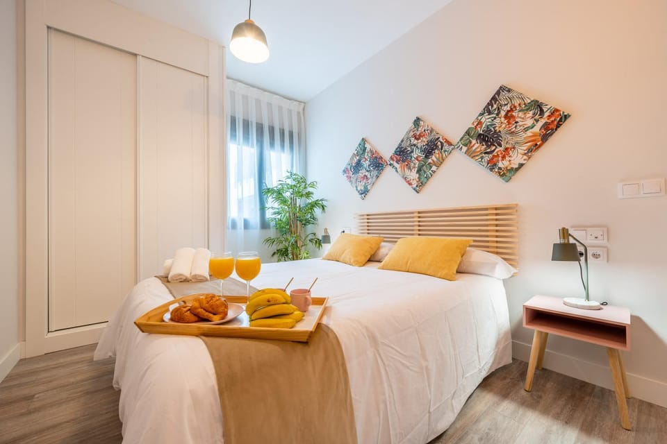 Bed, Food and drinks, Photo of the whole room, Bedroom, Food, Breakfast