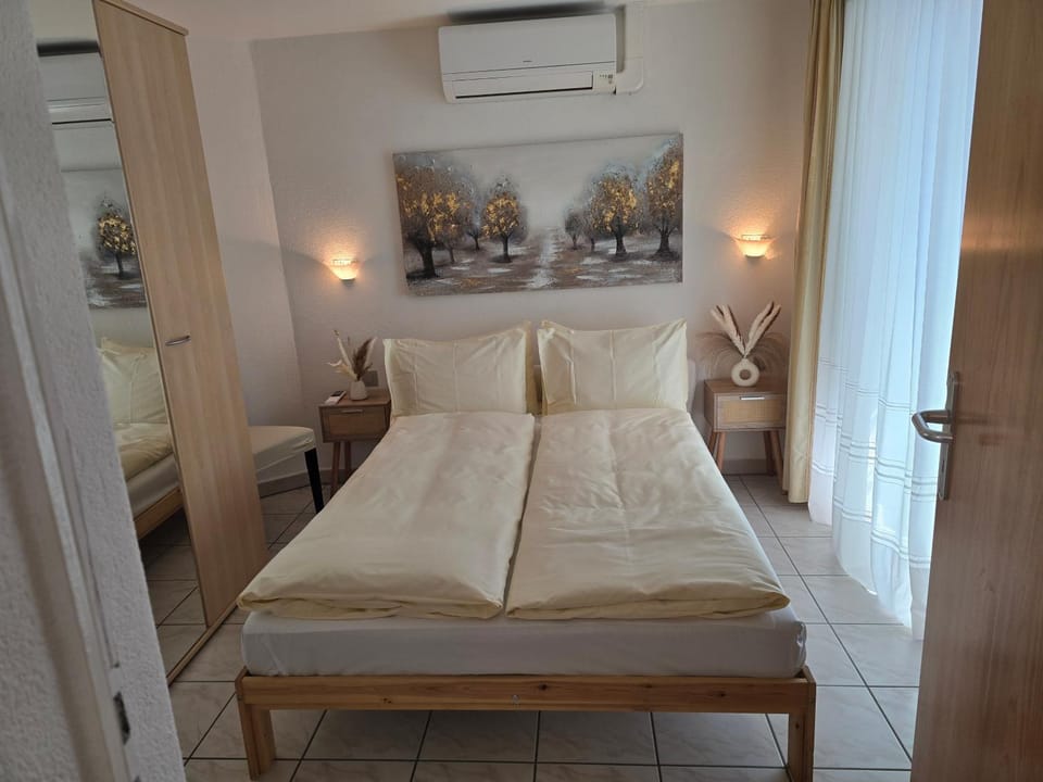 Bed, Photo of the whole room, Bedroom, air conditioner