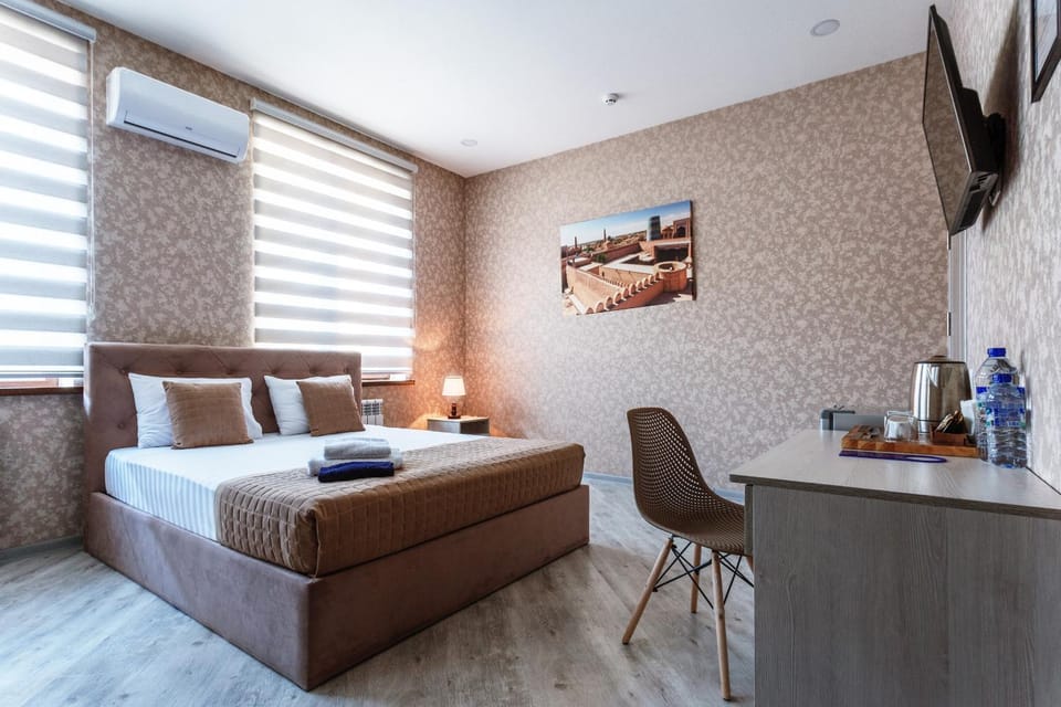 Bed, TV and multimedia, Photo of the whole room, Bedroom, air conditioner