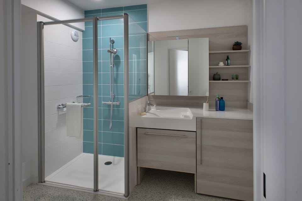 Shower, Toilet