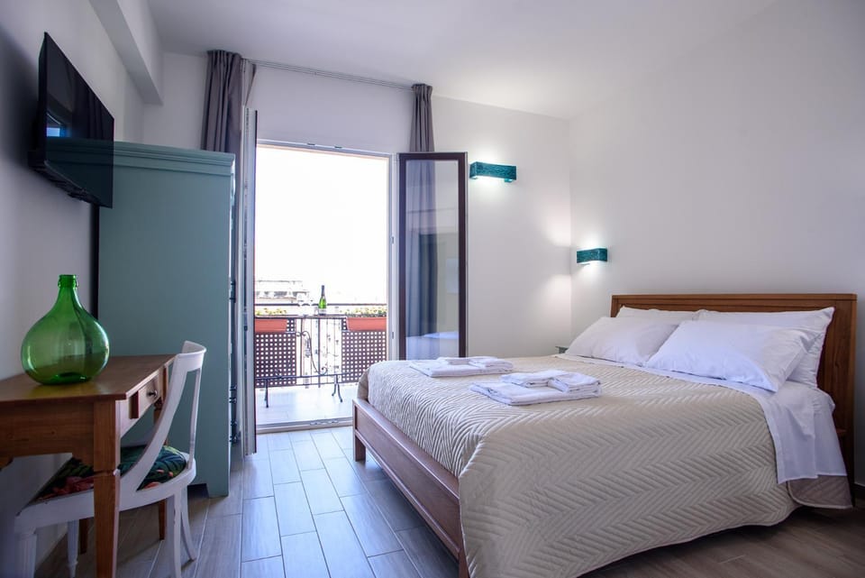 Bed, Balcony/Terrace, Photo of the whole room, Bedroom