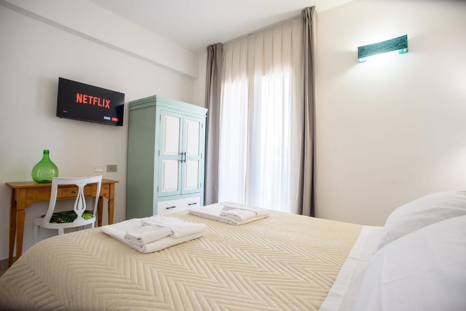 Bed, TV and multimedia, Photo of the whole room, Bedroom