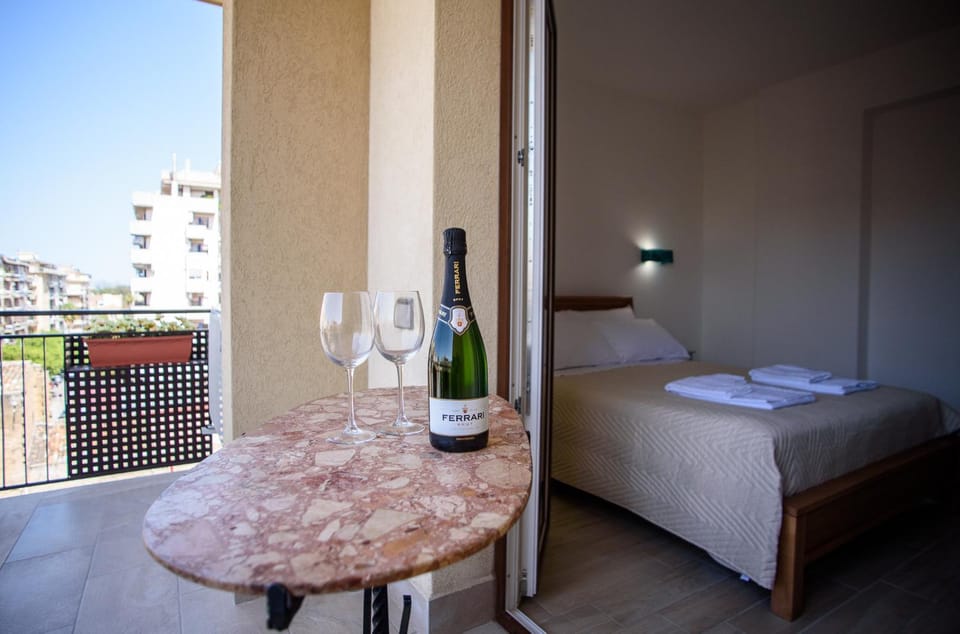 Balcony/Terrace, Bedroom, Breakfast, Drinks