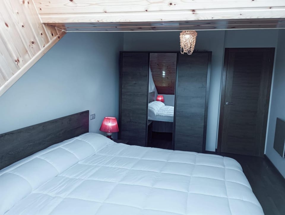Photo of the whole room, Bedroom