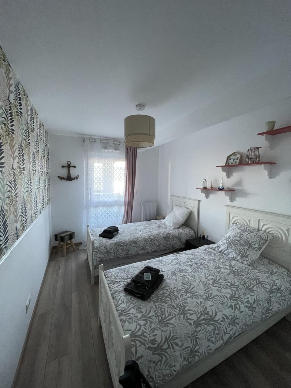 Photo of the whole room, Bedroom