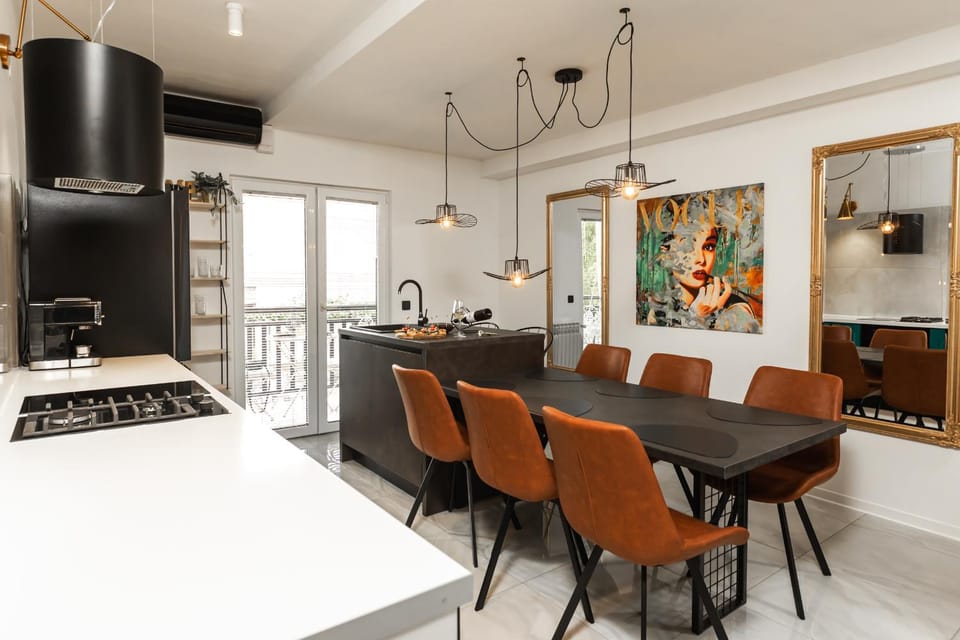 Kitchen or kitchenette, Seating area, Dining area, minibar, oven, kitchen