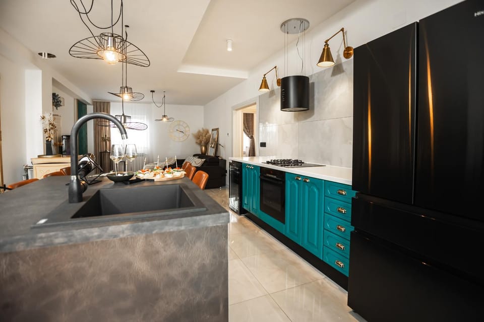 Kitchen or kitchenette, minibar, oven, stove