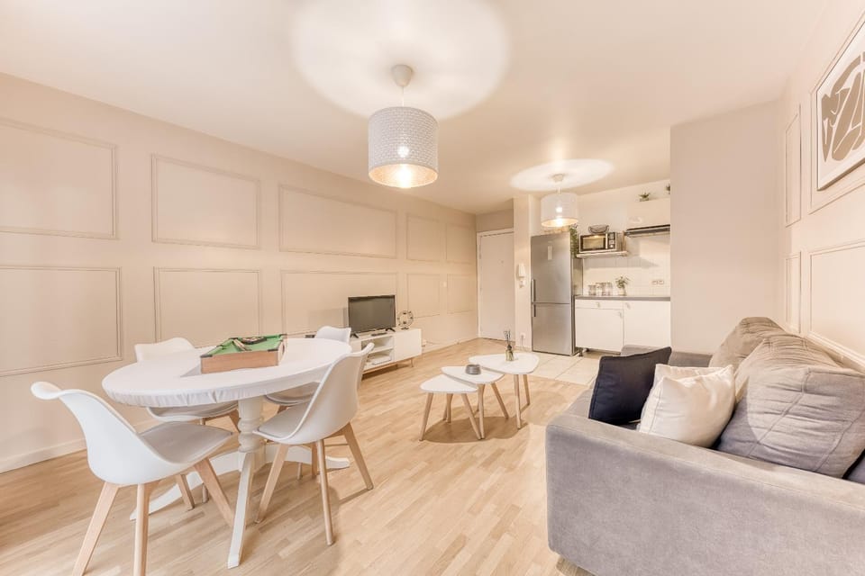 TV and multimedia, Kitchen or kitchenette, Living room, Seating area, Dining area, stove