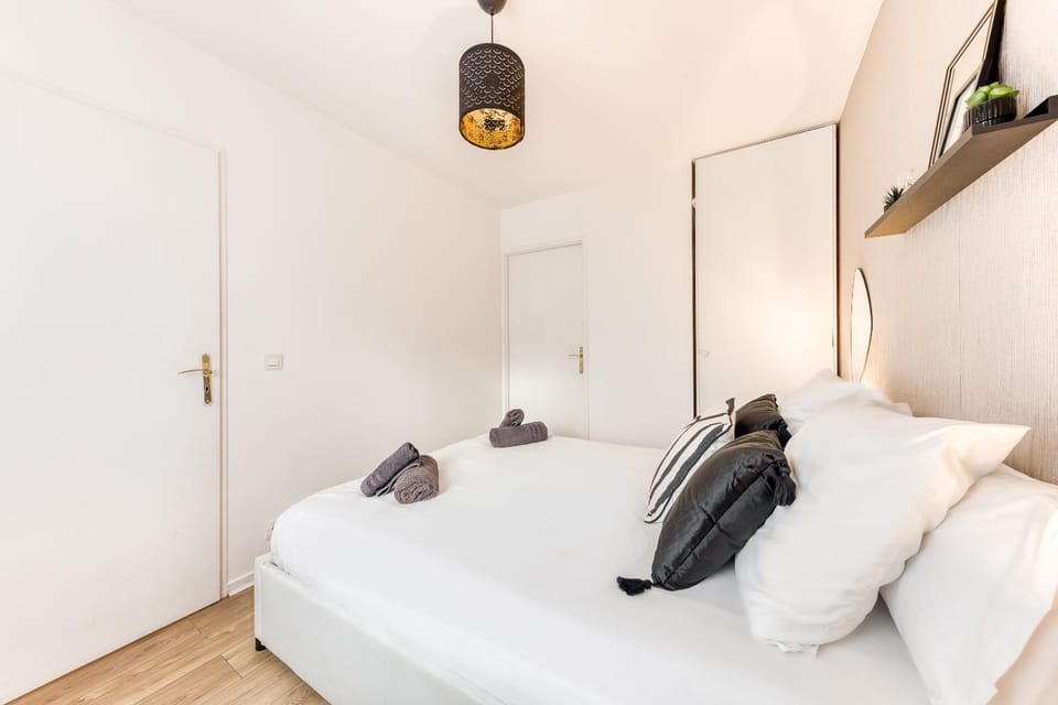 Bed, Photo of the whole room, Bedroom, towels, wardrobe