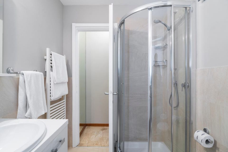 Shower, Bathroom, towels