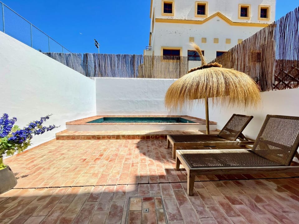 Balcony/Terrace, sunbed