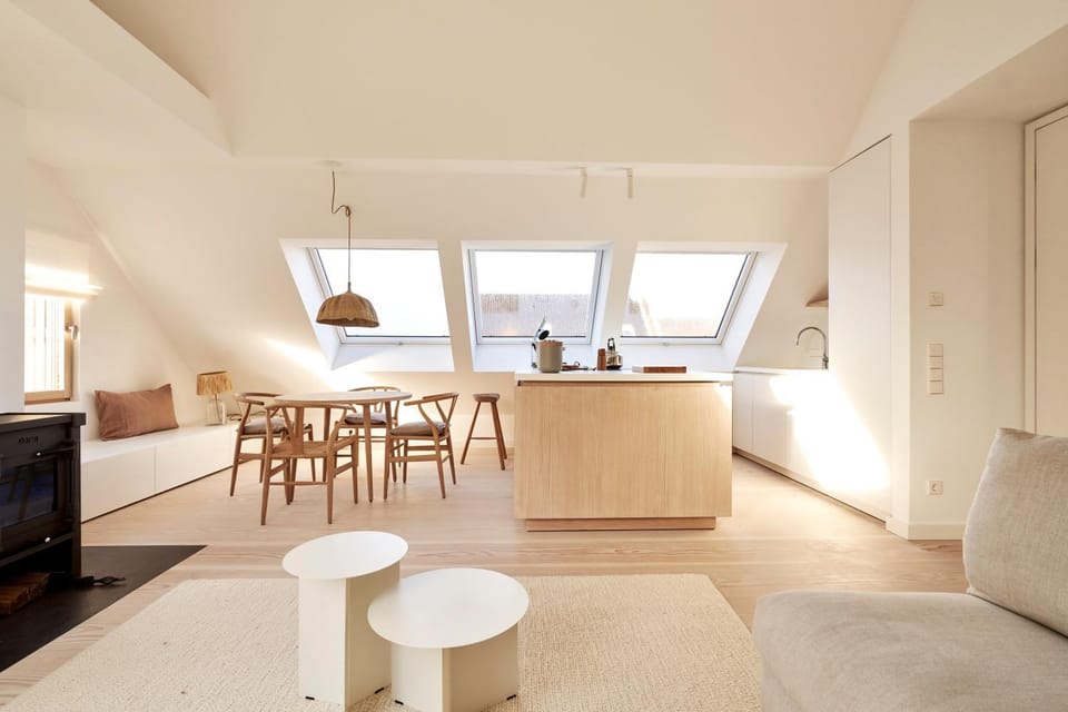 Kitchen or kitchenette, Living room, Seating area, Dining area